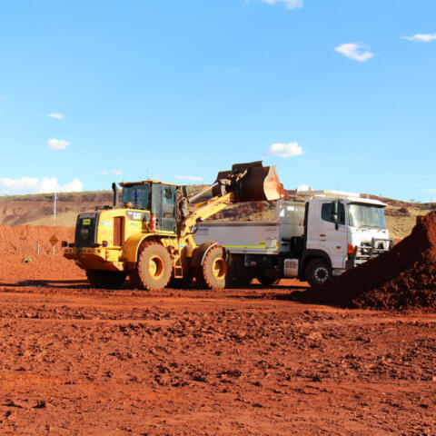 Geelong tip truck & loader wet and dry hire